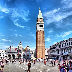 Raggio Di Sole Dietro Piazza San Marco , Venice Italy